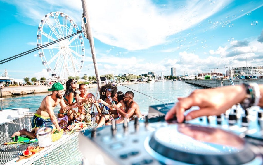 How to Prepare for an Electronic Yacht Party in Miami