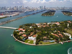 Private Celebrity Home Boat Tour With Boat Rentals in Miami
